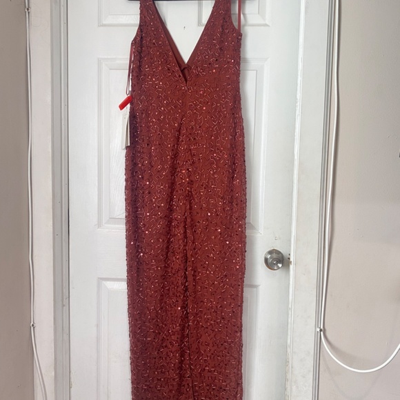 NWT SEQUINED SLEEVELESS V-NECK BACK SLIT GOWN Size 8 - Picture 6 of 7